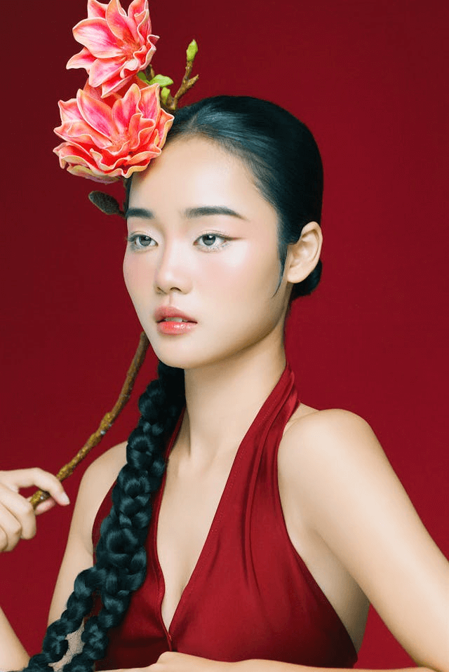 In this example, we create a square PNG for a social media profile picture, such as YouTube, Facebook, or Instagram. By choosing the "Fully Covered Canvas" mode, we crop the original portrait image of a woman to a 400x400 canvas. In this mode, the image is sacled to completely fill the canvas, so all four edges of the image touch all four edges of the canvas. As the input image doesn't fit the canvas precisely, some parts of it get cropped. To keep the woman's face centered and fully visible on the canvas, we interactively move the cropping area down by 64 pixels from the top. (Source: Pexels.)
