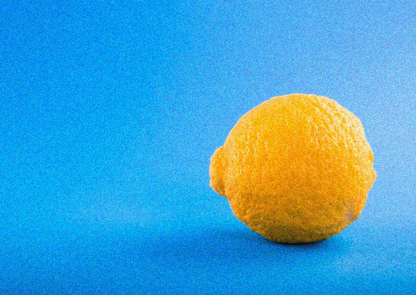 This example adds granularity to a PNG picture of a lemon on a blue background. It uses the "Similar Pixel Noise" method to achieve this effect. The method randomly deviates the existing pixel colors and creates similar random color tones. In total, 80% of the pixels in this PNG are affected by the noise. (Source: Pexels.)